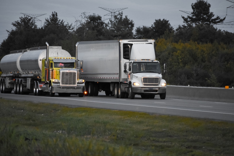 Transporte rodoviário de cargas dedicadas e fracionadas